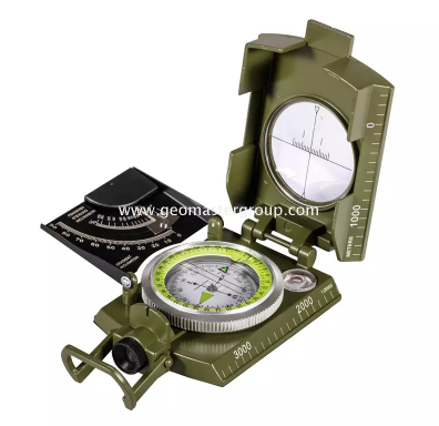 Que precauções devem ser tomadas ao usar uma bússola prismática?