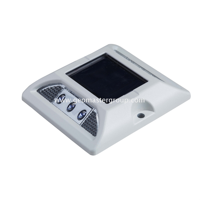 Stud de estrada solar