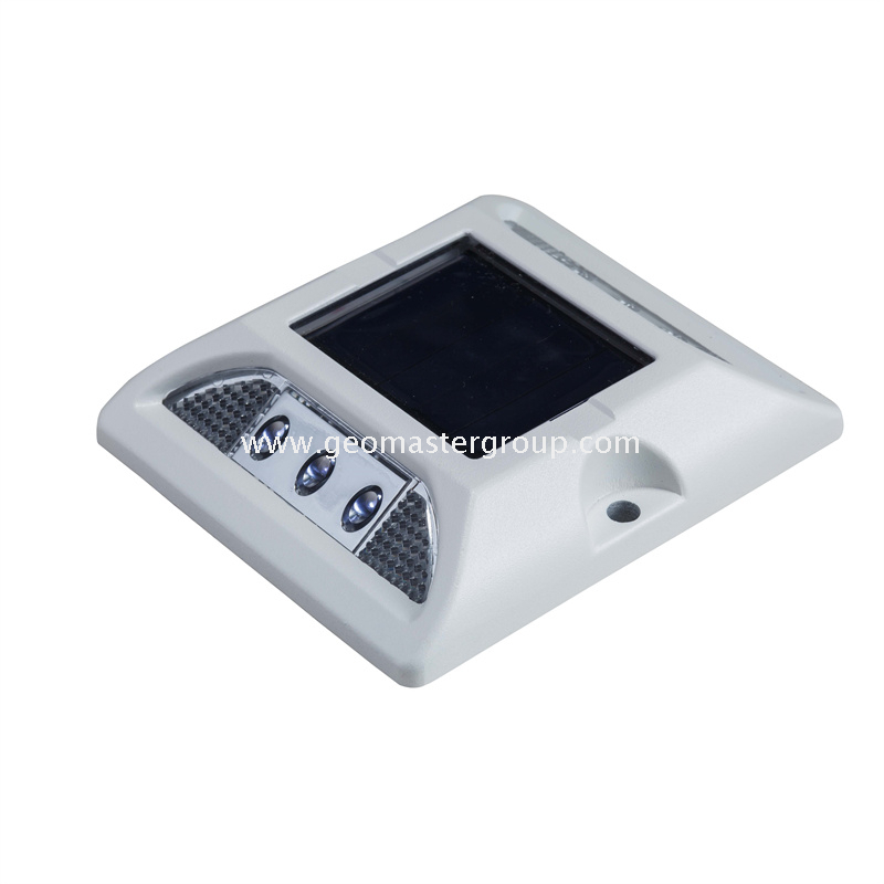 Stud de estrada solar